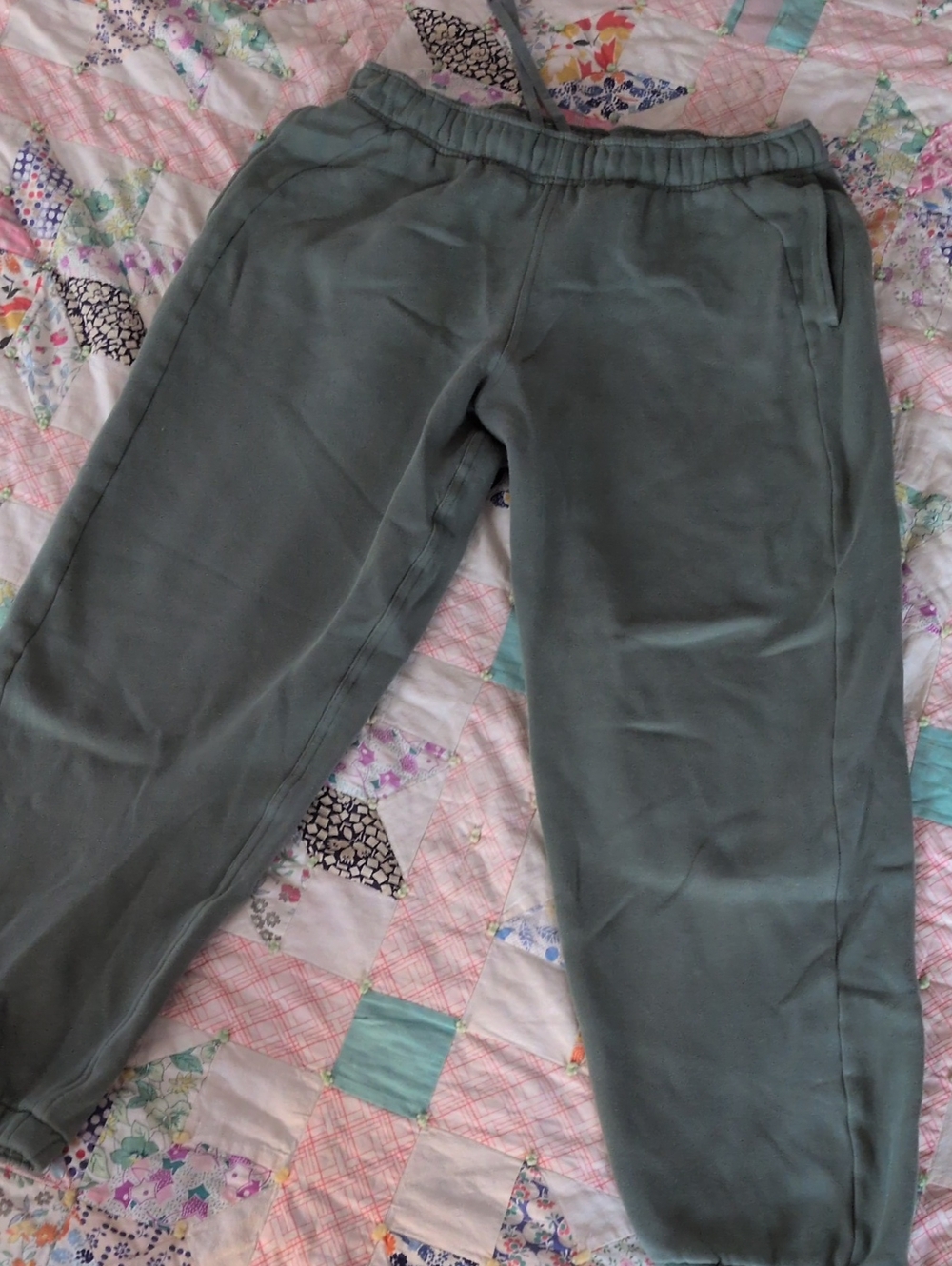Lululemon Scuba Sweats Green Large Women's Tapered Ankle Short